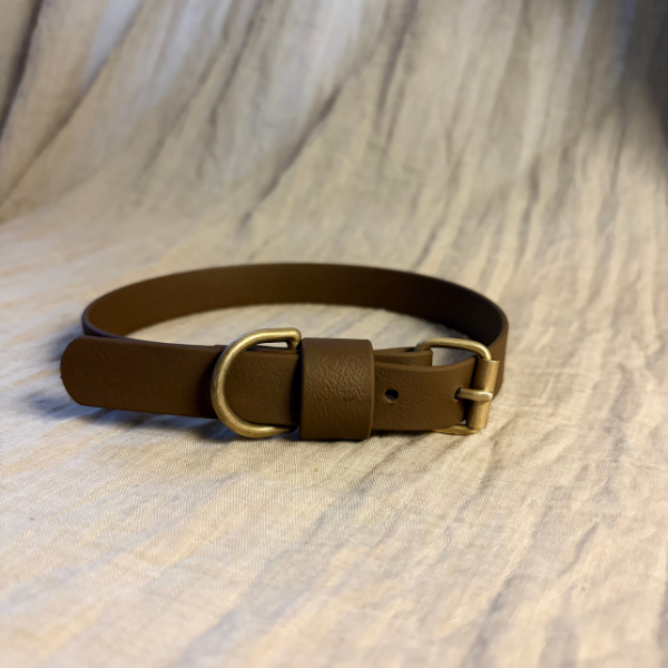 Brunt enfärgat Biothane halsband