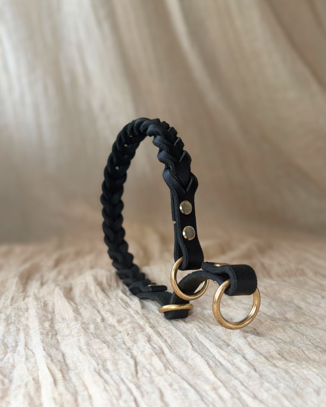 Ett svart flätat läderhalsband.