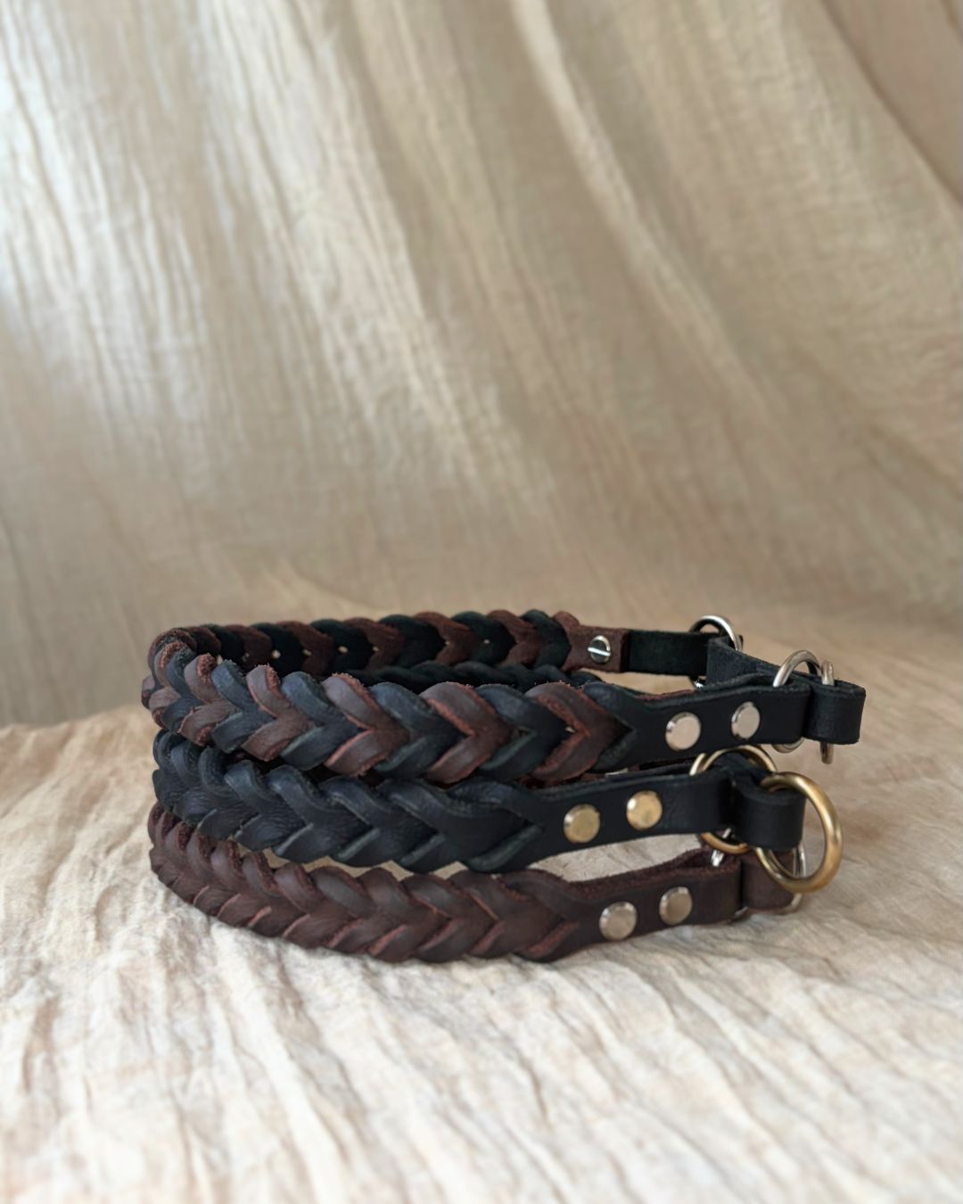 Flätat läderhalsband.