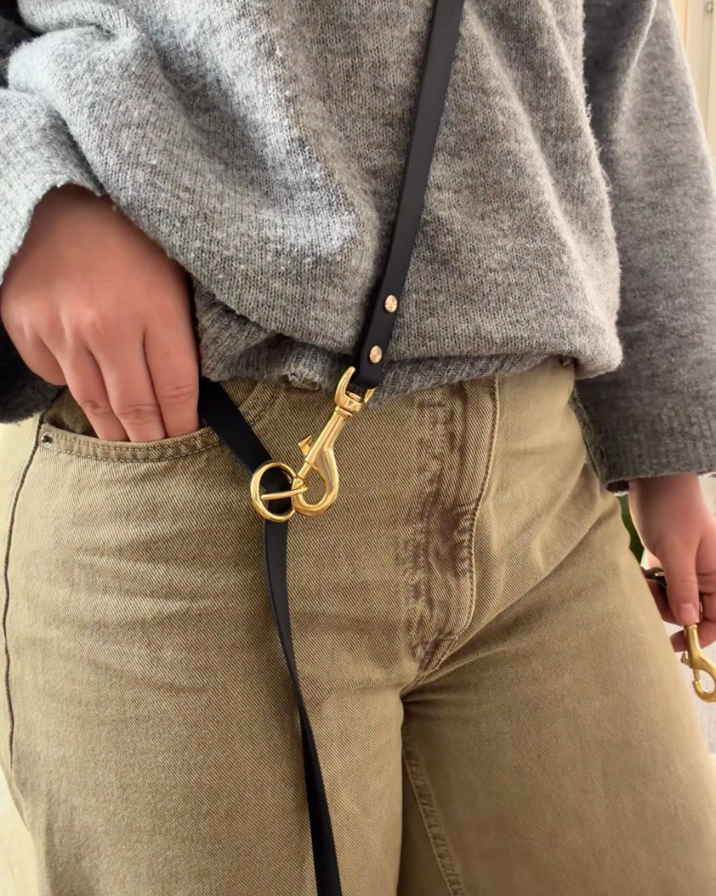 Närbild på ett crossbody koppel