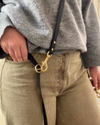 Närbild på ett crossbody koppel