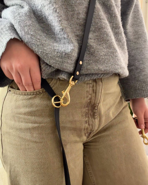Närbild på ett crossbody koppel