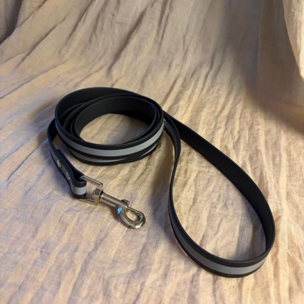 Svart reflexkoppel i Biothane