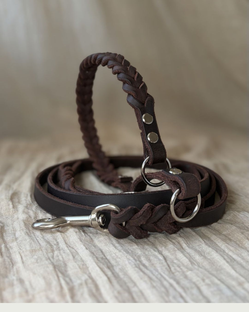 Flätat läderhalsband med ett läderkoppel.