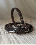 Flätat läderhalsband med ett läderkoppel.