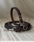 Flätat läderhalsband med ett läderkoppel.